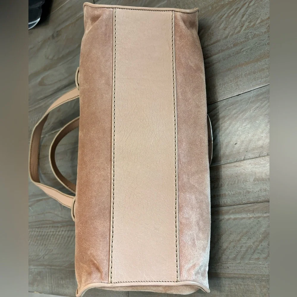 Tod’s blush pink suede shoulder bag - Picture 5 of 10